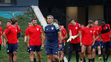 GRAFCAV7091. LEZAMA (BIZKAIA), 04/07/2022.- El entrenador del Athletic de Bilbao, Ernesto Valverde (c), supervisa el primer entrenamiento de la temporada que la plantilla rojiblanca ha celebrado este lunes en sus instalaciones de Lezama (Bizkaia). EFE/Miguel Toña
