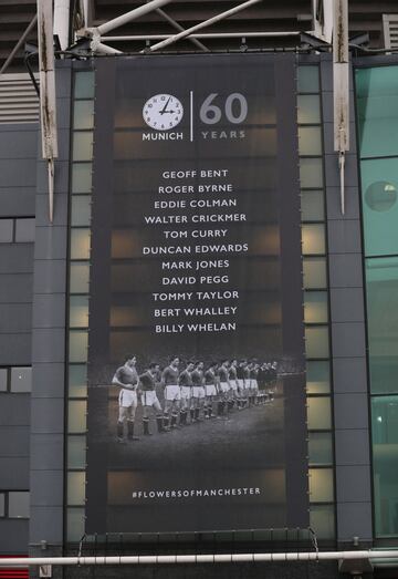 Se cumplen 60 años de la tragedia aérea que acabó con la vida de 23 personas, ocho de ellos futbolistas del equipo inglés al que llamaban 'Busby Babes'. El Manchester United realizó un bonito memorial en el partido de la Premier frente a Huddersfield Town.