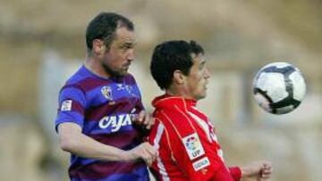 <b>MUY JUSTO. </b>Calle intenta controlar un balón ante la oposición de Juanma. El partido fue igualado.