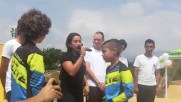 Mariana Pajón y Froome dan útiles a niños antioqueños