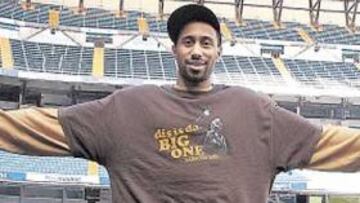 <b>EN SU NUEVO CLUB. </b>Scales, ayer, en el Santiago Bernabéu, donde fue presentado como madridista.