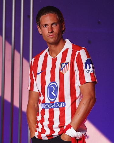 El nuevo uniforme del Atlético de Madrid combina elementos clásicos con una estética actual, manteniéndose fiel a la identidad rojiblanca del club. "La camiseta presenta cinco franjas verticales rojas intercaladas por cuatro blancas y tiene un cuello -también blanco- cuyo diseño 'vintage' aporta un toque distintivo".