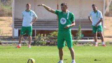 Miroslav Djukic dirige el entrenamiento del Cordoba.