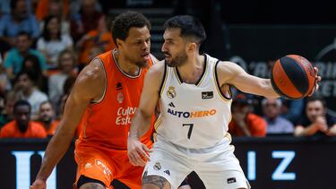 El base del Real Madrid Facundo Campazzo (d) defendido por Justin Anderson, del Valencia Basket, durante el partido de baloncesto correspondiente a la jornada 33 de la Liga Endesa que Valencia Basket y Real Madrid disputan hoy viernes en el pabellón de la Fuente de San Luis, en Valencia. EFE/Miguel Ángel Polo