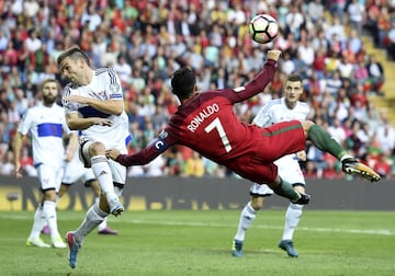 Aunque hoy Holanda se juega la vida en Francia y es tal vez el partido más destacado de la Fecha FIFA en Europa, mañana también seguirá la pelea por calificar a Rusia 2018 y el juego más atractivo es el República Checa vs Alemania; el sábado no te pierdas el España vs Italia. En África destaca el Nigeria vs Camerún de mañana y en Conmebol, la jornada se juega hoy y el martes 5 de septiembre.