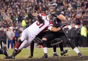 David Johnson anotando un touchdown a pesar de la dureza de en la defensa de Kiko Alonso. Johnson estuvo imparable.