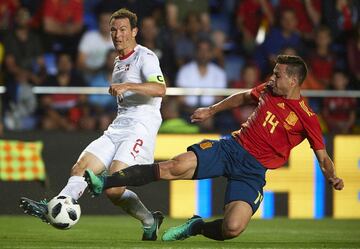 Stephan Lichtsteiner y César Azpilicueta.