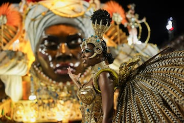 Una artista de la escuela de samba Salgueiro acta en el Sambdromo durante el Carnaval en Ro de Janeiro