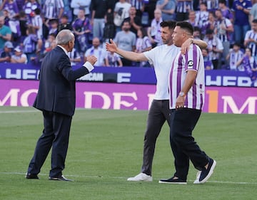 El presidente del Valladolid, Ronaldo Nazário, celebra el ascenso a Primera en el césped. 
 