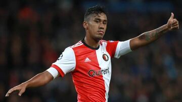 Renato Tapia hace un gesto de aprobación durante un partido con el Feyenoord.