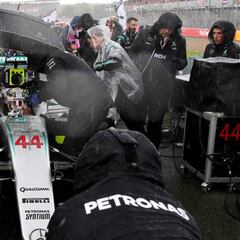Mercedes ensaya 210 paradas en boxes durante un GP