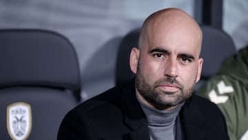 Claudio Giráldez, entrenador del Celta, en el banquillo del Estadio Tumba en Salónica, en Grecia.