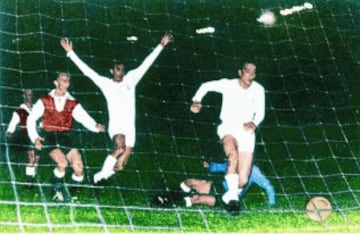Partido de la Final de la Copa de Europa de 1956 entre el Stade de Reims y el Real Madrid. Gol 3-3 el central recoge un balón y pasa a Marsal. El interior dispara, Jacquet rechaza y Marquitos envía a la red el balón logrando el empate