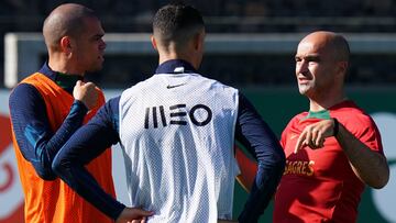 Pepe, Cristiano y Roberto Martínez charlan en el pasado parón de marzo.