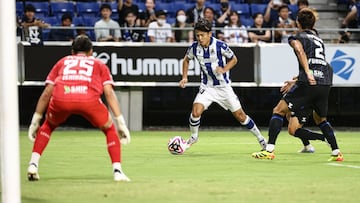 Kubo trata de regatear a varios jugadores del Gamba Osaka.