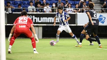 Kubo trata de regatear a varios jugadores del Gamba Osaka.