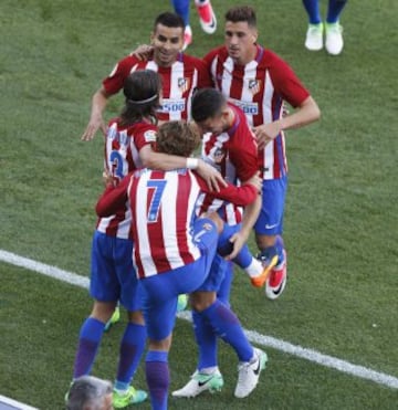 Los jugadores celebran el 3-0 de Filipe Luis. 