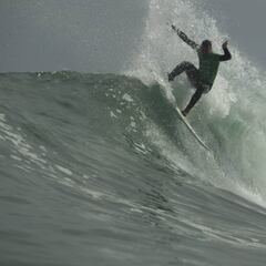 Los mejores surfistas del mundo ya se lucen en las olas del Héroes de Mayo Iquique Pro