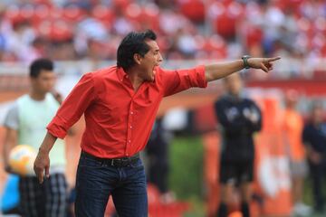El ex entrenador de Chivas, tras cumplir el rol de director técnico y auxiliar en diferentes equipos, decidió emigrar a los Estados Unidos. En suelo norteamericano, dirigió al Corinthians de la National Premier Soccer League.