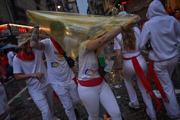 Luis Sabalza, presidente de Osasuna, lanzó el chupinazo de estos San Fermines dando inicio a una de las mayores fiestas del panorama nacional. La Plaza del Ayutamiento de Pamplona se llenó hasta la bandera.