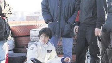 <b>COMO SU PADRE. </b>El casco del pequeño Carlitos es un fiel reflejo de algunos de los grandes amores de su padre. Destaca el símbolo de Citroën, marca con la que ha competido en los últimos Mundiales (2003, 2004 y los rallys de Grecia y Turquía en 2005) y el escudo del Real Madrid, equipo del que se ha confesado gran seguidor el bicampeón del mundo.