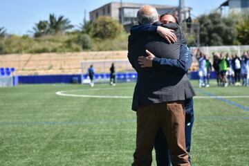 Antonio Toledo y Jenny Benítez se abrazan tras la victoria ante el Atlético.