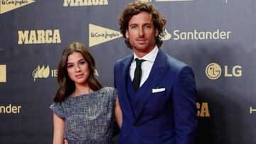 El tenista Feliciano L&oacute;pez y su pareja, Sandra Gago, posando en el photocall de los premios Marca 2018.