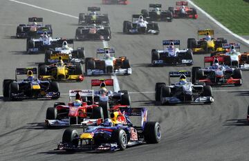 La temporada 2010 es la de su consagración. El objetivo es el título a los mandos del RB6, pero comienza con más problemas de los previstos debido a la escasa fiabilidad del Red Bull. En Bahréin lidera la primera carrera de la temporada pero un fallo en la bujía del motor Renault le hace caer hasta la cuarta plaza. Fernando Alonso gana el gran premio en su primera carrera con Ferrari.