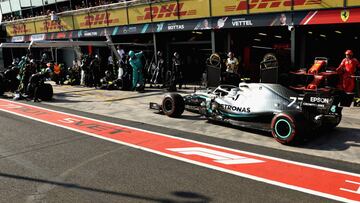 MELBOURNE, AUSTRALIA - MARCH 17: Valtteri Bottas driving the (77) Mercedes AMG Petronas F1 Team Mercedes W10 makes a pit stop during the F1 Grand Prix of Australia at Melbourne Grand Prix Circuit on March 17, 2019 in Melbourne, Australia. (Photo by Robert Cianflone/Getty Images)