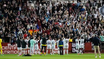Jugadores del Albacete ante la afición