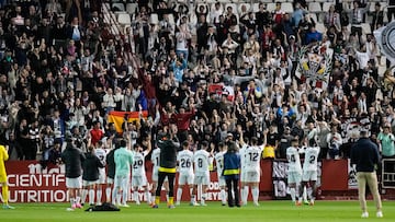 Jugadores del Albacete ante la afición