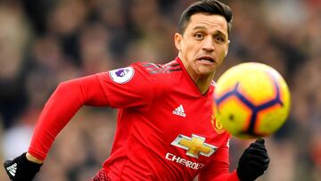 En Inglaterra aseguran que el chileno ingresó con un golpe en el muslo tras un increíble incidente con un juez de línea del partido frente a PSG.