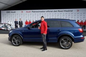 James Rodríguez con su nuevo Audi Q7.