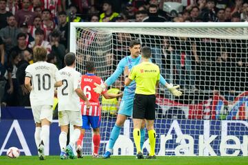 Thibaut Courtois entregando el mechero lanzado a Busquets Ferrer.