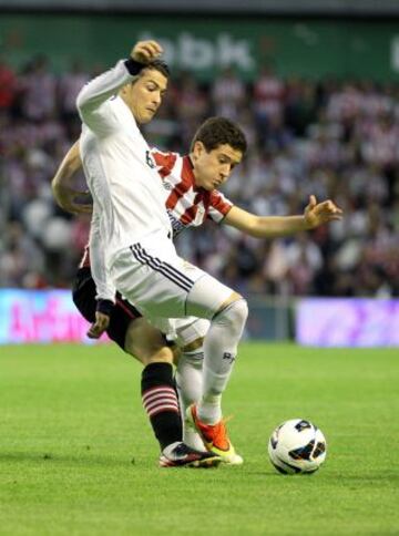 El delantero portugu&eacute;s del Real Madrid Cristiano Ronaldo lucha el bal&oacute;n con el centrocampista Ander Herrera, del Athletic.