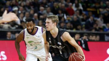 GRA099. BILBAO, 05/03/2017.- El escolta sueco del Retabet Bilbao Tobias Borg (d) intenta avanzar con la pelota ante la oposición del jugador estadounidense del Unicaja Kyle Fogg (i) durante el partido correspondiente a la vigésimo tercera jornada de Liga Endesa disputado esta mañana en el Bilbao Arena. EFE/LUIS TEJIDO