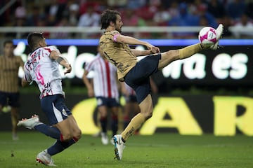 Foto de acción entre Pumas vs Chivas.