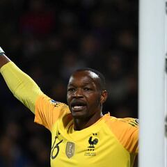 Mandanda abandona la concentración de Francia tras dar positivo en coronavirus
