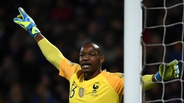 (FILES) In this file photo taken on October 11, 2019 France&#039;s goalkeeper Steve Mandanda reacts during the UEFA Euro 2020 qualifier Group H football match Iceland v France in Reykjavik. - Steve Mandanda was tested positive for Covid-19 and will not ta