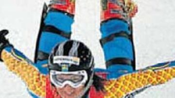 <b>PISCINAZO. </b>Anja Paerson celebró a su estilo su segundo oro.