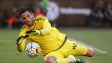Antonio Adán se hace con el balón.