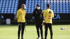 Eduardo Coudet conversa con sus ayudantes durante un entrenamiento del Celta.