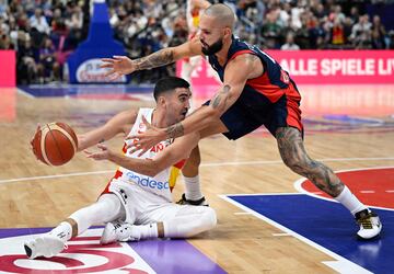 Jaime Fernández protege el balón ante el capitán francés Evan Fournier.