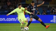 Messi y Marquinhos pelean un bal&oacute;n durante la ida de los cuartos de final de la Champions 2014-2015.