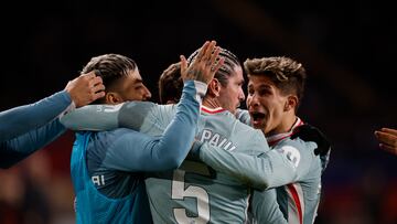 BARCELONA, 21/12/2024.- El centrocampista del Atlético de Madrid Rodrigo de Paul (2d) celebra su gol durante el partido de la jornada 18 de LaLiga entre el FC Barcelona y el Atlético de Madrid, este sábado en el estadio olímpico Lluis Companys. EFE/ Alberto Estévez