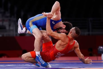 Thomas Patrick Gilman luchando con Zavur Uguev en lucha libre cateogría -57kg