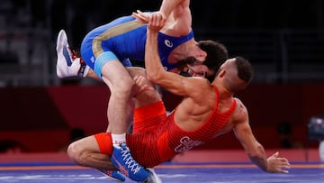 Thomas Patrick Gilman luchando con Zavur Uguev en lucha libre cateogría -57kg