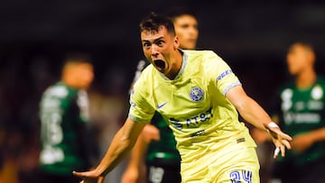 MEX4021. CIUDAD DE MÉXICO (MÉXICO), 14/09/2022.- Federico Viñas del América celebra tras anotar contra el Santos hoy, durante un partido de la jornada 5 del Torneo Apertura 2022 del fútbol mexicano realizado en el estadio Azteca en Ciudad de México. EFE/Isaac Esquivel