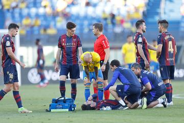Campaña se lesionó gravemente de la rodilla precisamente jugando contra Las Palmas. Fue el curso pasado, el 22/04/2023, en el Estadio de Gran Canaria. En la imagen, tras lastimarse, es consolado por Sandro Ramírez, su nuevo compañero. 