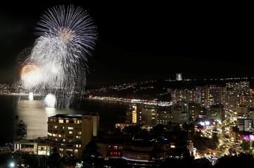 Fireworks explode during a pyrotechnic show to celebrate the new year in the coastal city of Vina del Mar, Chile January 1, 2019. REUTERS/Rodrigo Garrido